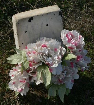 Gravestone for an unidentified person.

Mumford Cemetery, Barber County, Kansas.

Photo courtesy of Kim Fowles.