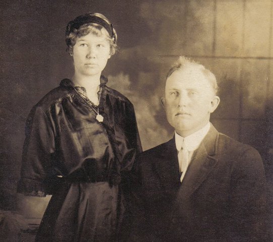 Bernice Lott & Ralph Massey - 1st cousins - taken in Pratt, KS, 1914.

Photo from the collection of Brenda McLain, courtesy of Kim Fowles.