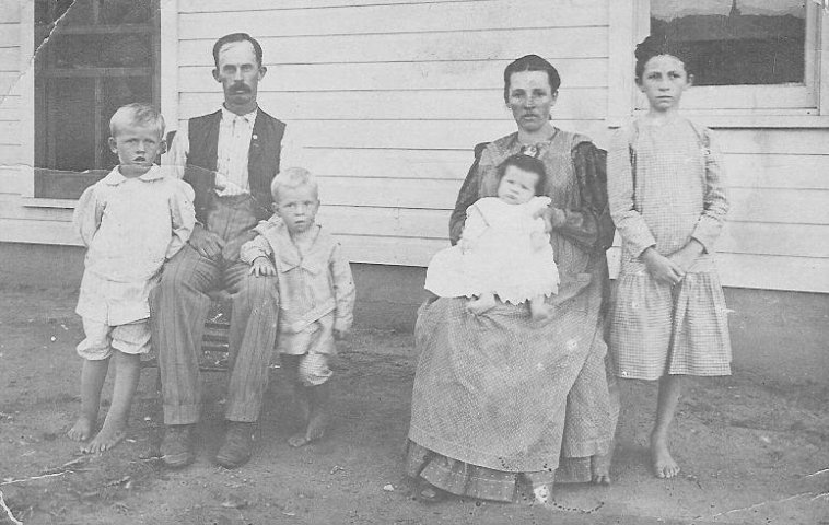 Family photo of Murray
& Elsie (Wesley) Davis and Children.

Photo courtesy of Linda (Davis) McDowell.
