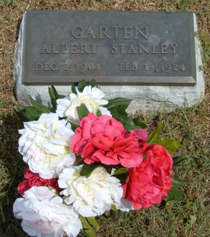 Gravestone for Albert Stanley Garten, Sunnyside Cemetery, Sun City, Barber County, Kansas.

Photo courtesy of Bonnie (Garten) Shaffer.