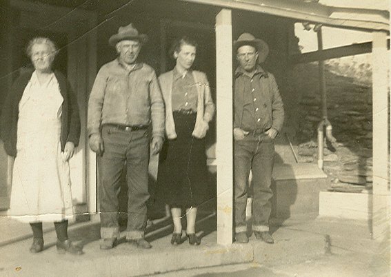 Pearl, Bud, Carrie and Guy Garten.

Barber County, Kansas.

Photo courtesy of Bonnie (Garten) Shaffer.