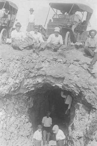 Men at one entrance of the small tunnel at the Natural Bridge near Sun City, Barber County, Kansas.

Photo from the collection of Elizabeth Hoagland, 
courtesy of Kim (Hoagland) Fowles.

CLICK HERE to view a larger copy of this image.