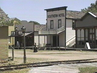 StreetScene1.jpg (28486 bytes)